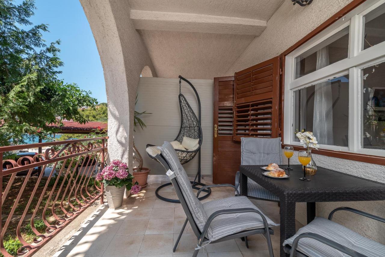 Apartments Villa Mirella 20 M From The Sea - Free Parking Trogir Exterior photo