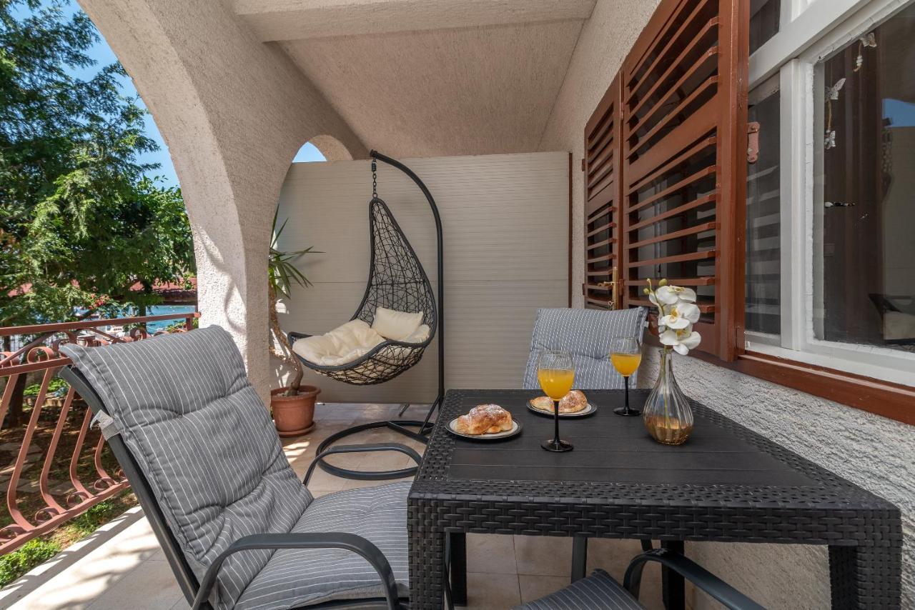 Apartments Villa Mirella 20 M From The Sea - Free Parking Trogir Exterior photo