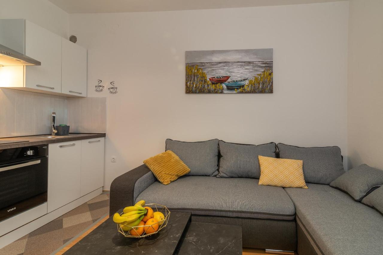Apartments Villa Mirella 20 M From The Sea - Free Parking Trogir Exterior photo