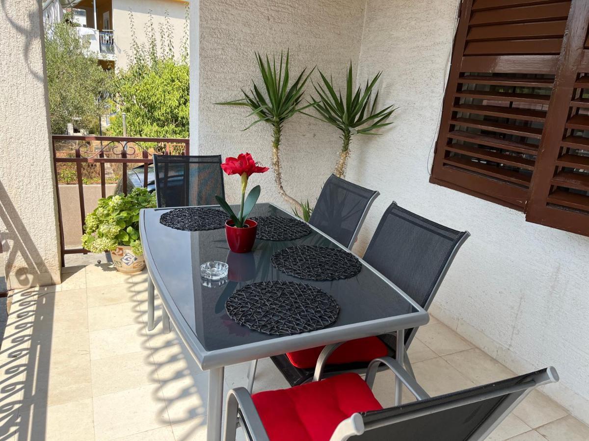 Apartments Villa Mirella 20 M From The Sea - Free Parking Trogir Exterior photo