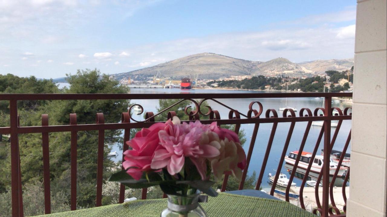 Apartments Villa Mirella 20 M From The Sea - Free Parking Trogir Exterior photo
