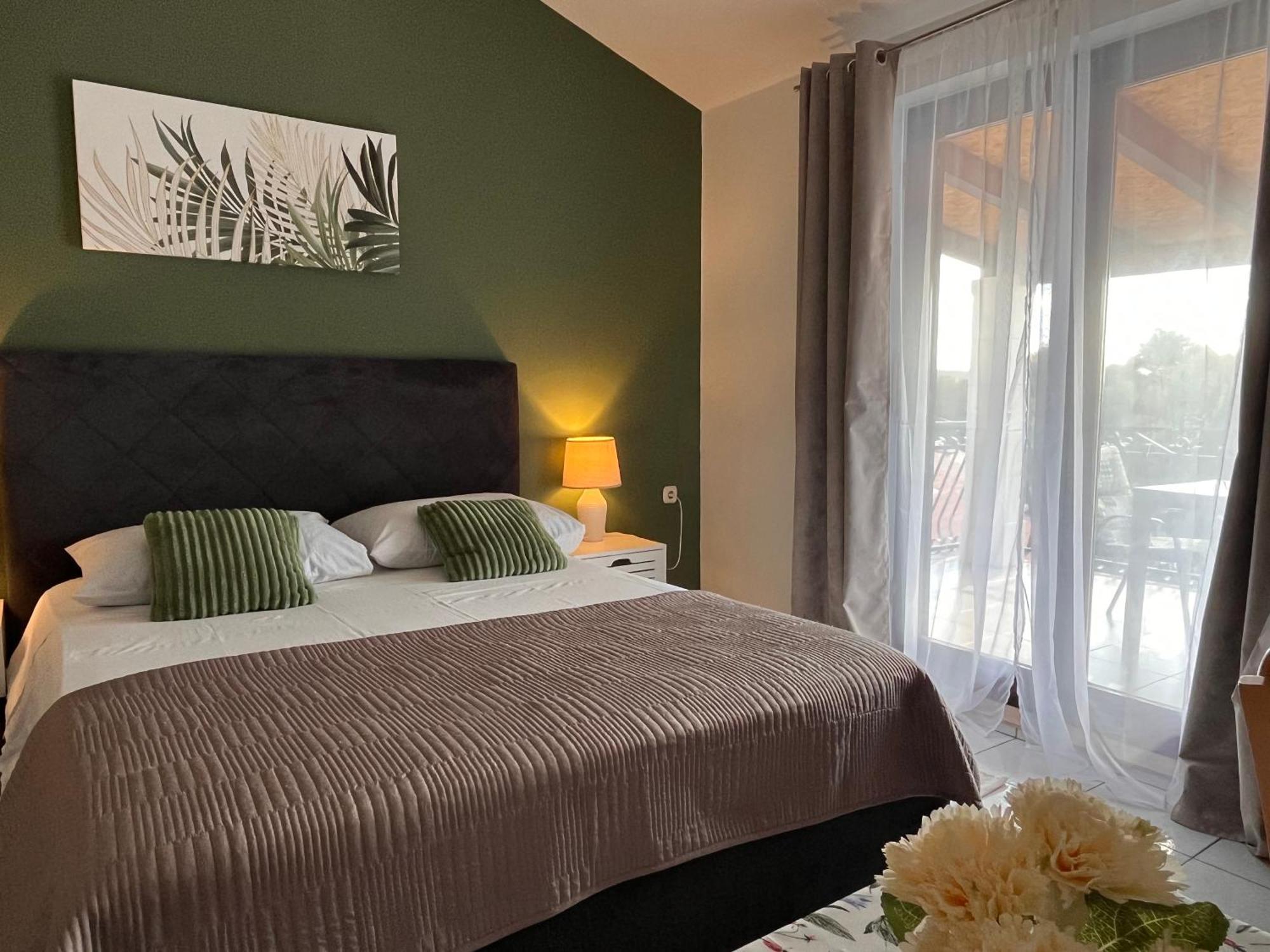 Apartments Villa Mirella 20 M From The Sea - Free Parking Trogir Exterior photo