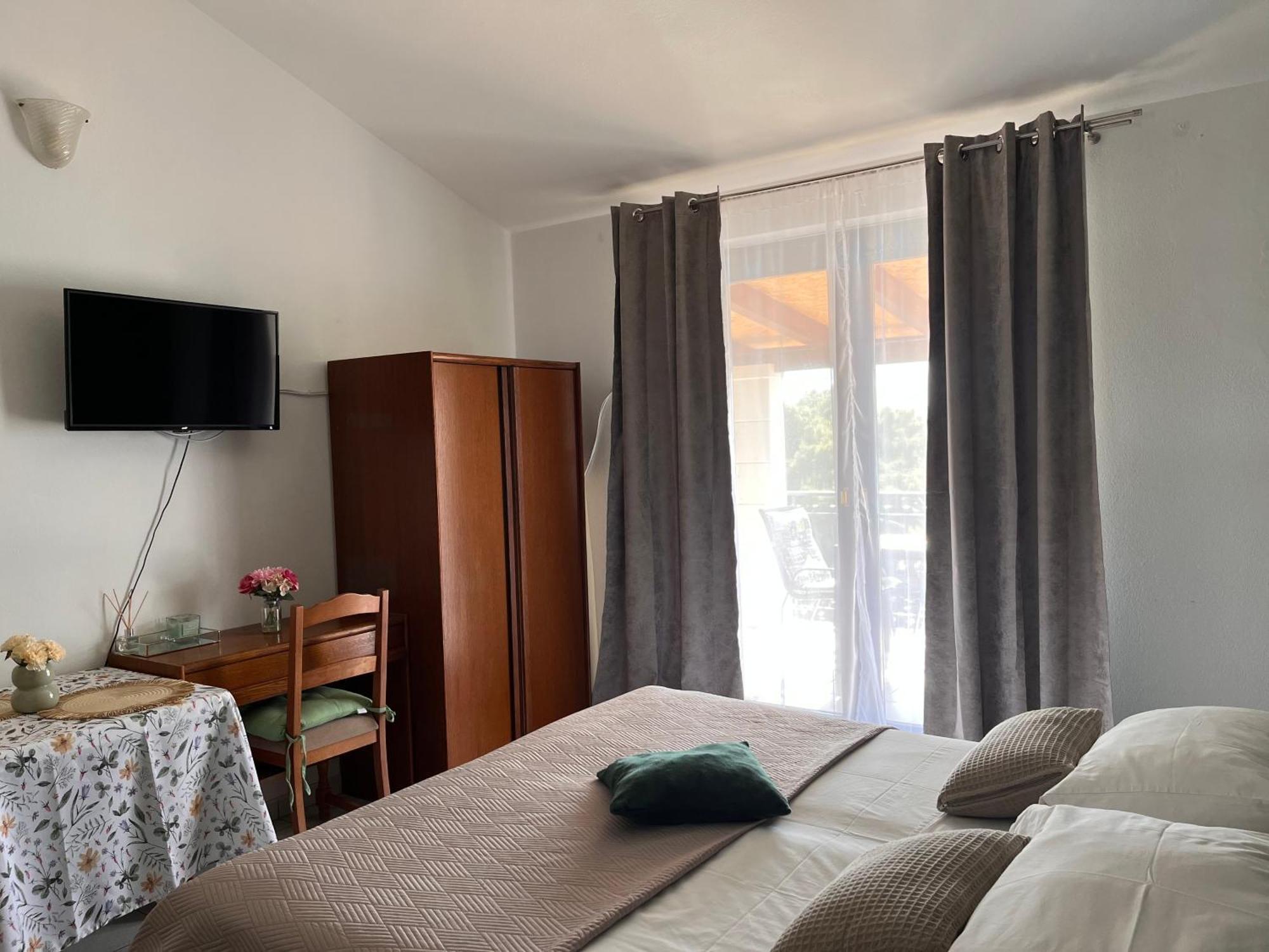 Apartments Villa Mirella 20 M From The Sea - Free Parking Trogir Exterior photo