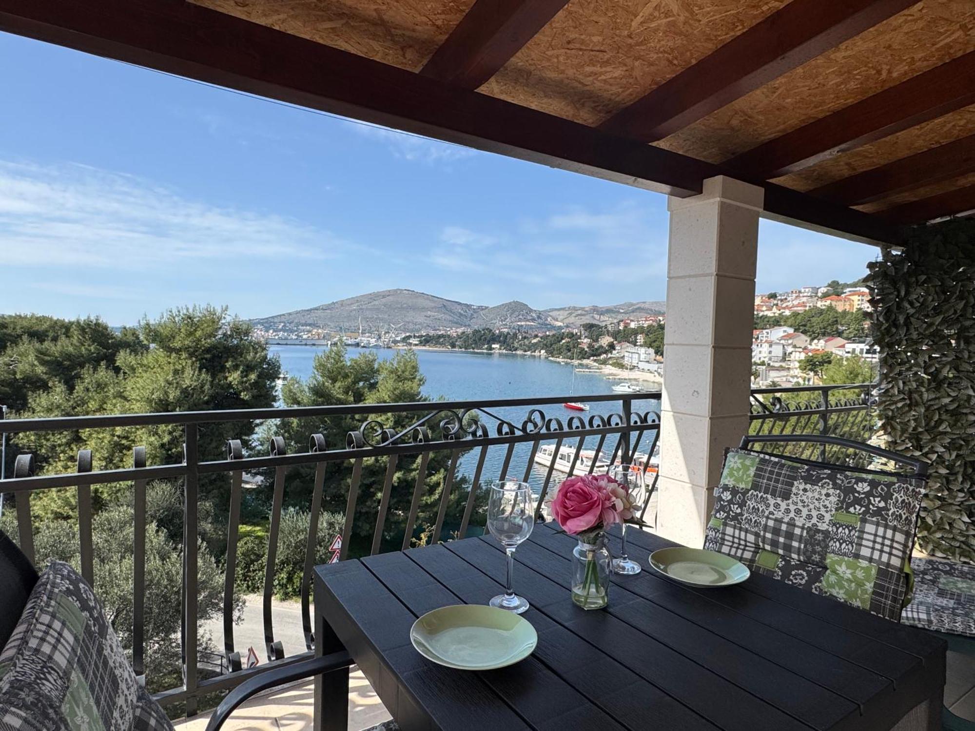 Apartments Villa Mirella 20 M From The Sea - Free Parking Trogir Exterior photo